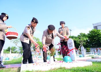 Personel Polda Jambi bersama para pejabat utama dan purnawirawan Polri melakukan tabur bunga di makam pahlawan saat ziarah rombongan di TMP Satria Bhakti Jambi. (Dok: Humas Polda Jambi)
