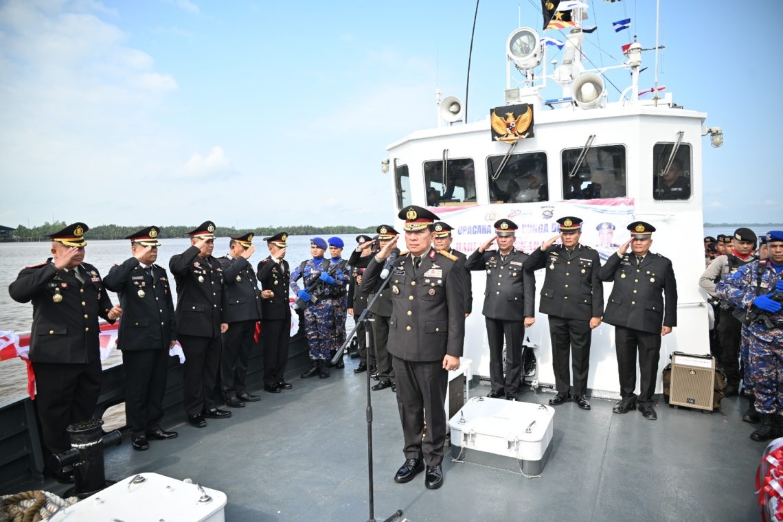 Wakapolda Jambi Irjen Pol. Benny Ali memimpin upacara tabur bunga di perairan Kuala Tungkal, Kabupaten Tanjung Jabung Barat, dalam rangka Hari Bhayangkara ke-80, Rabu (24/6/2026). (Dok: Humas Polda Jambi)