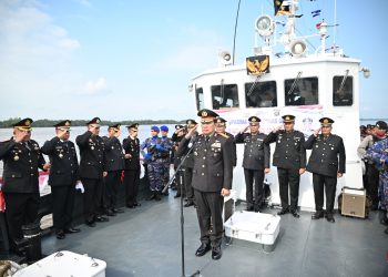 Wakapolda Jambi Irjen Pol. Benny Ali memimpin upacara tabur bunga di perairan Kuala Tungkal, Kabupaten Tanjung Jabung Barat, dalam rangka Hari Bhayangkara ke-80, Rabu (24/6/2026). (Dok: Humas Polda Jambi)