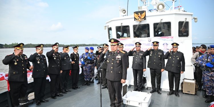 Wakapolda Jambi Irjen Pol. Benny Ali memimpin upacara tabur bunga di perairan Kuala Tungkal, Kabupaten Tanjung Jabung Barat, dalam rangka Hari Bhayangkara ke-80, Rabu (24/6/2026). (Dok: Humas Polda Jambi)