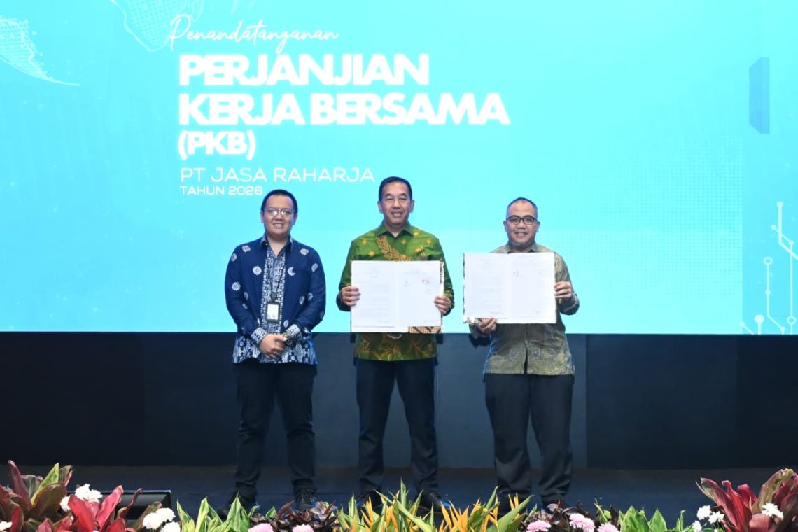 Menteri Ketenagakerjaan RI, Yassierli, didampingi Direktur Utama Jasa Raharja Muhammad Awaluddin dan Ketua Umum SPJR Saleh Ibrahim menyaksikan penandatanganan Perjanjian Kerja Bersama (PKB) Tahun 2026 antara PT Jasa Raharja dan Serikat Pekerja Jasa Raharja (SPJR) di Jakarta. (Dok: Humas Jasa Raharja)