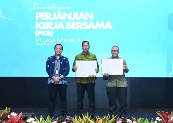 Menteri Ketenagakerjaan RI, Yassierli, didampingi Direktur Utama Jasa Raharja Muhammad Awaluddin dan Ketua Umum SPJR Saleh Ibrahim menyaksikan penandatanganan Perjanjian Kerja Bersama (PKB) Tahun 2026 antara PT Jasa Raharja dan Serikat Pekerja Jasa Raharja (SPJR) di Jakarta. (Dok: Humas Jasa Raharja)