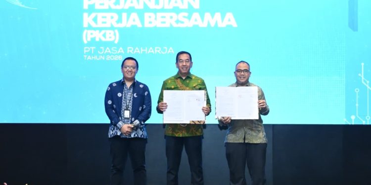 Menteri Ketenagakerjaan RI, Yassierli, didampingi Direktur Utama Jasa Raharja Muhammad Awaluddin dan Ketua Umum SPJR Saleh Ibrahim menyaksikan penandatanganan Perjanjian Kerja Bersama (PKB) Tahun 2026 antara PT Jasa Raharja dan Serikat Pekerja Jasa Raharja (SPJR) di Jakarta. (Dok: Humas Jasa Raharja)