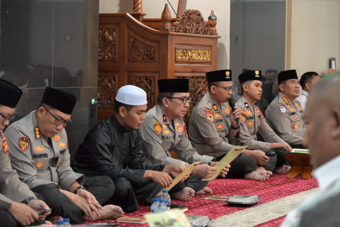 Personel Polda Jambi mengikuti doa bersama lintas agama dalam rangka menyambut Hari Bhayangkara ke-80 Tahun 2026. (DOk: Rudi)