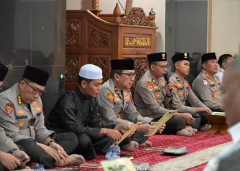 Personel Polda Jambi mengikuti doa bersama lintas agama dalam rangka menyambut Hari Bhayangkara ke-80 Tahun 2026. (DOk: Rudi)
