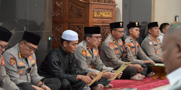 Personel Polda Jambi mengikuti doa bersama lintas agama dalam rangka menyambut Hari Bhayangkara ke-80 Tahun 2026. (DOk: Rudi)