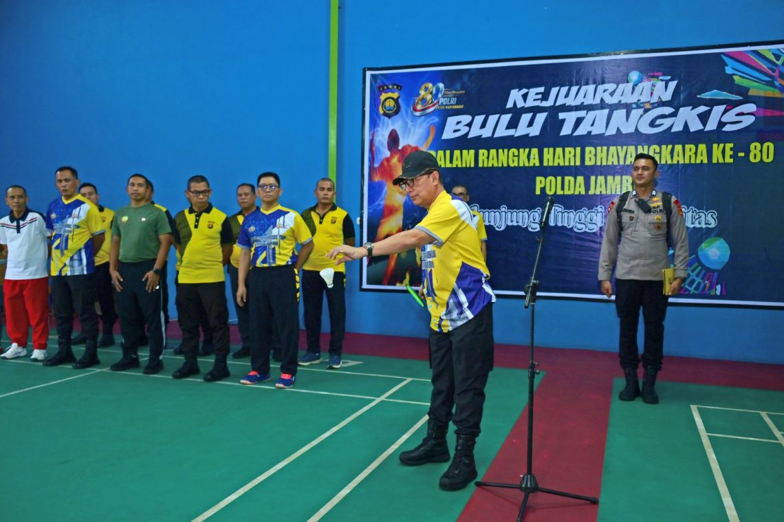 Wakapolda Jambi Brigjen Pol. Benny Ali melakukan pemukulan bola pertama sebagai tanda dibukanya Kejuaraan Bulu Tangkis HUT Bhayangkara ke-80 Tahun 2026 di Hall Badminton Perjuangan Srikayangan. (Dok: Rudi)