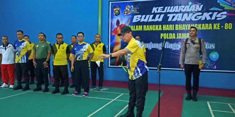 Wakapolda Jambi Brigjen Pol. Benny Ali melakukan pemukulan bola pertama sebagai tanda dibukanya Kejuaraan Bulu Tangkis HUT Bhayangkara ke-80 Tahun 2026 di Hall Badminton Perjuangan Srikayangan. (Dok: Rudi)