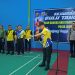 Wakapolda Jambi Brigjen Pol. Benny Ali melakukan pemukulan bola pertama sebagai tanda dibukanya Kejuaraan Bulu Tangkis HUT Bhayangkara ke-80 Tahun 2026 di Hall Badminton Perjuangan Srikayangan. (Dok: Rudi)