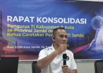 Ketua Caretaker Taekwondo Indonesia Jambi Hendri Juanda bersama pengurus kabupaten dan kota saat menggelar rapat konsolidasi di Sekretariat KONI Kota Jambi. (Dok: Alpin)