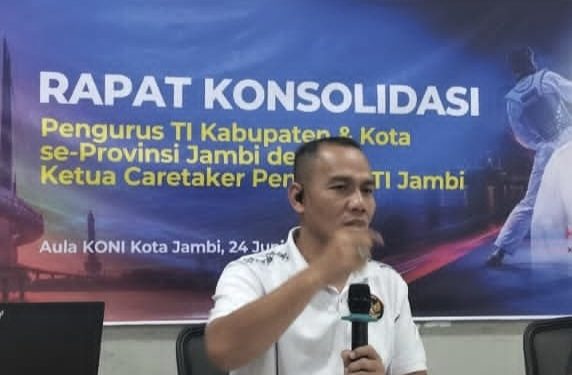Ketua Caretaker Taekwondo Indonesia Jambi Hendri Juanda bersama pengurus kabupaten dan kota saat menggelar rapat konsolidasi di Sekretariat KONI Kota Jambi. (Dok: Alpin)