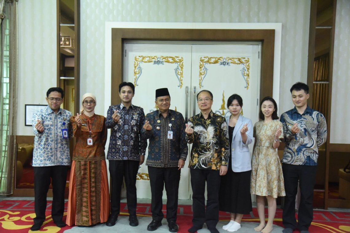 Wali Kota Jambi Maulana didampingi Wakil Wali Kota Diza Hazra Aljosha menerima kunjungan kehormatan Konsul Jenderal Republik Rakyat Tiongkok untuk wilayah Sumatra, Huang He, di Rumah Dinas Wali Kota Jambi. (Dok: Diskominfo Kota Jambi)
