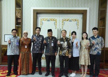 Wali Kota Jambi Maulana didampingi Wakil Wali Kota Diza Hazra Aljosha menerima kunjungan kehormatan Konsul Jenderal Republik Rakyat Tiongkok untuk wilayah Sumatra, Huang He, di Rumah Dinas Wali Kota Jambi. (Dok: Diskominfo Kota Jambi)