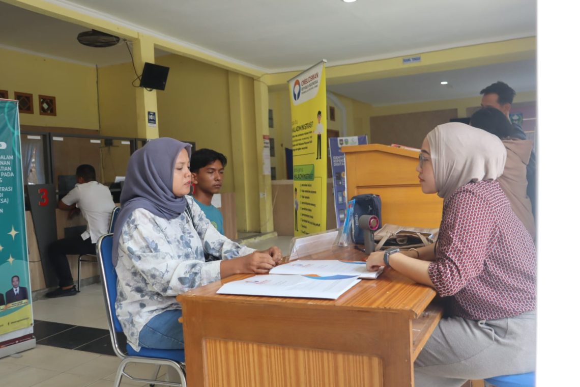 Tim Ombudsman RI Perwakilan Provinsi Jambi membuka layanan pengaduan On The Spot di Disdukcapil Kabupaten Sarolangun. (Dok: Rahmat)