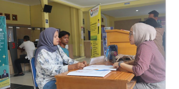 Tim Ombudsman RI Perwakilan Provinsi Jambi membuka layanan pengaduan On The Spot di Disdukcapil Kabupaten Sarolangun. (Dok: Rahmat)