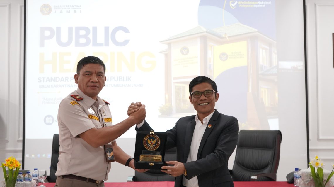 Kepala Karantina Jambi Sudiwan Situmorang bersama Kepala Perwakilan Ombudsman RI Provinsi Jambi Saiful Roswandi dan para pemangku kepentingan mengikuti Public Hearing Standar Pelayanan Publik (SPP), Kamis (25/6/2026). (DOk: Rahmat)