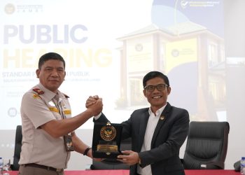 Kepala Karantina Jambi Sudiwan Situmorang bersama Kepala Perwakilan Ombudsman RI Provinsi Jambi Saiful Roswandi dan para pemangku kepentingan mengikuti Public Hearing Standar Pelayanan Publik (SPP), Kamis (25/6/2026). (DOk: Rahmat)