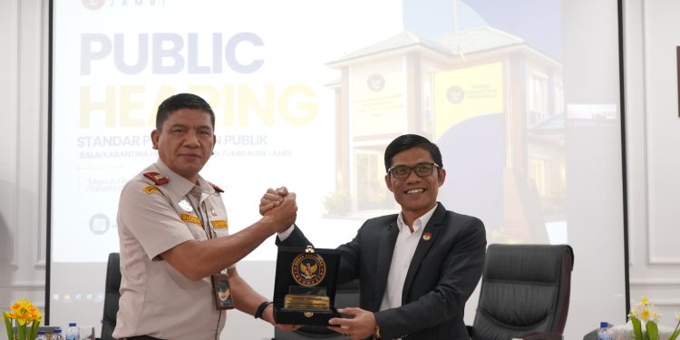 Kepala Karantina Jambi Sudiwan Situmorang bersama Kepala Perwakilan Ombudsman RI Provinsi Jambi Saiful Roswandi dan para pemangku kepentingan mengikuti Public Hearing Standar Pelayanan Publik (SPP), Kamis (25/6/2026). (DOk: Rahmat)
