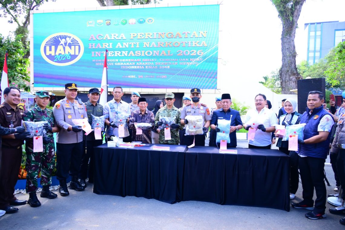 Kapolda Jambi Irjen Pol. Krisno H. Siregar bersama Wakil Gubernur Jambi, Kepala BNNP Jambi dan unsur Forkopimda memusnahkan barang bukti narkotika berupa 147 gram sabu, 52.963 butir ekstasi dan 887 cartridge etomidate pada peringatan Hari Anti Narkotika Internasional (HANI) 2026 di Mapolda Jambi. (DOk: Humas Polda Jambi)