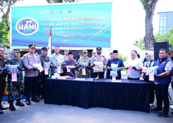Kapolda Jambi Irjen Pol. Krisno H. Siregar bersama Wakil Gubernur Jambi, Kepala BNNP Jambi dan unsur Forkopimda memusnahkan barang bukti narkotika berupa 147 gram sabu, 52.963 butir ekstasi dan 887 cartridge etomidate pada peringatan Hari Anti Narkotika Internasional (HANI) 2026 di Mapolda Jambi. (DOk: Humas Polda Jambi)
