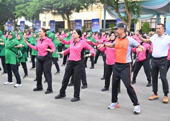 Kapolda Jambi Irjen Pol. Krisno Halomoan Siregar bersama unsur TNI, Polri, Forkopimda, dan masyarakat mengikuti olahraga bersama di Lapangan Apel Mapolda Jambi. (Dok: Rahmat)
