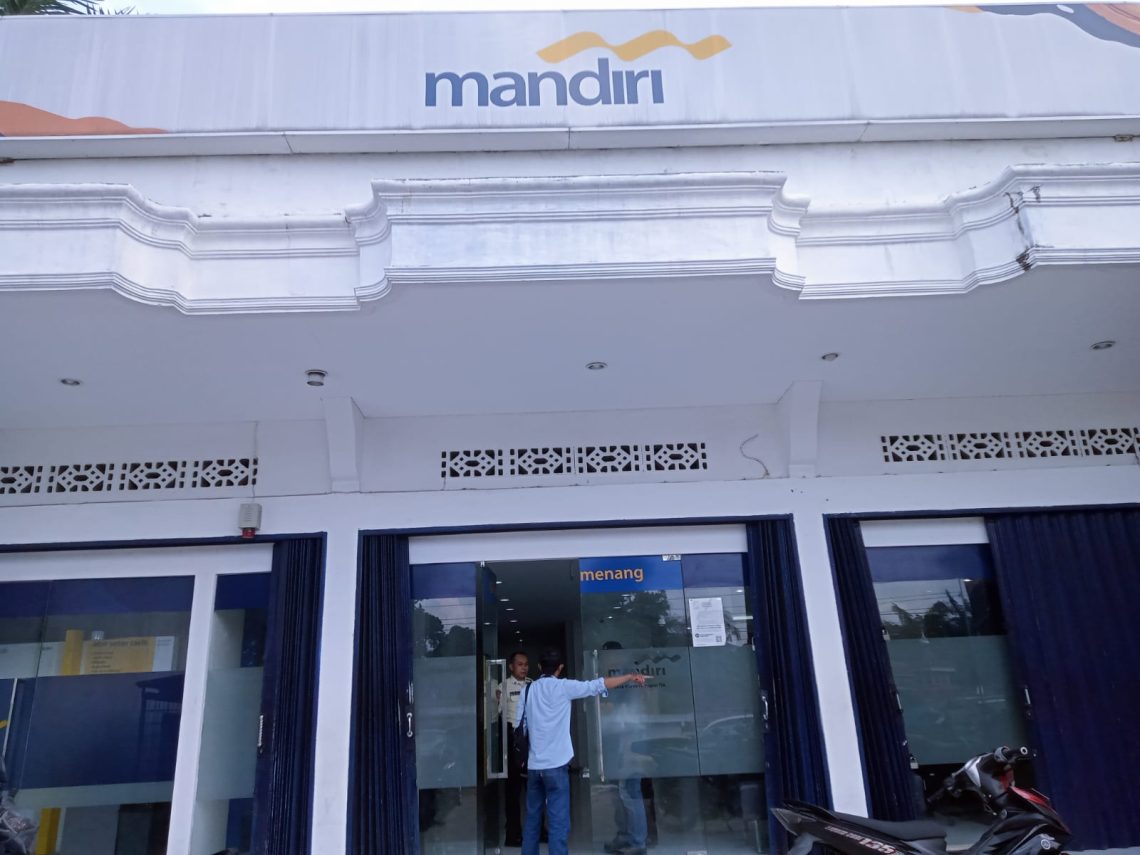 tampak depan Bank Mandiri KCP Pemenang, Kabupaten Merangin. (Dok: Deni)