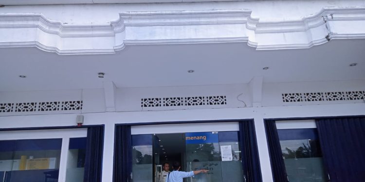 tampak depan Bank Mandiri KCP Pemenang, Kabupaten Merangin. (Dok: Deni)