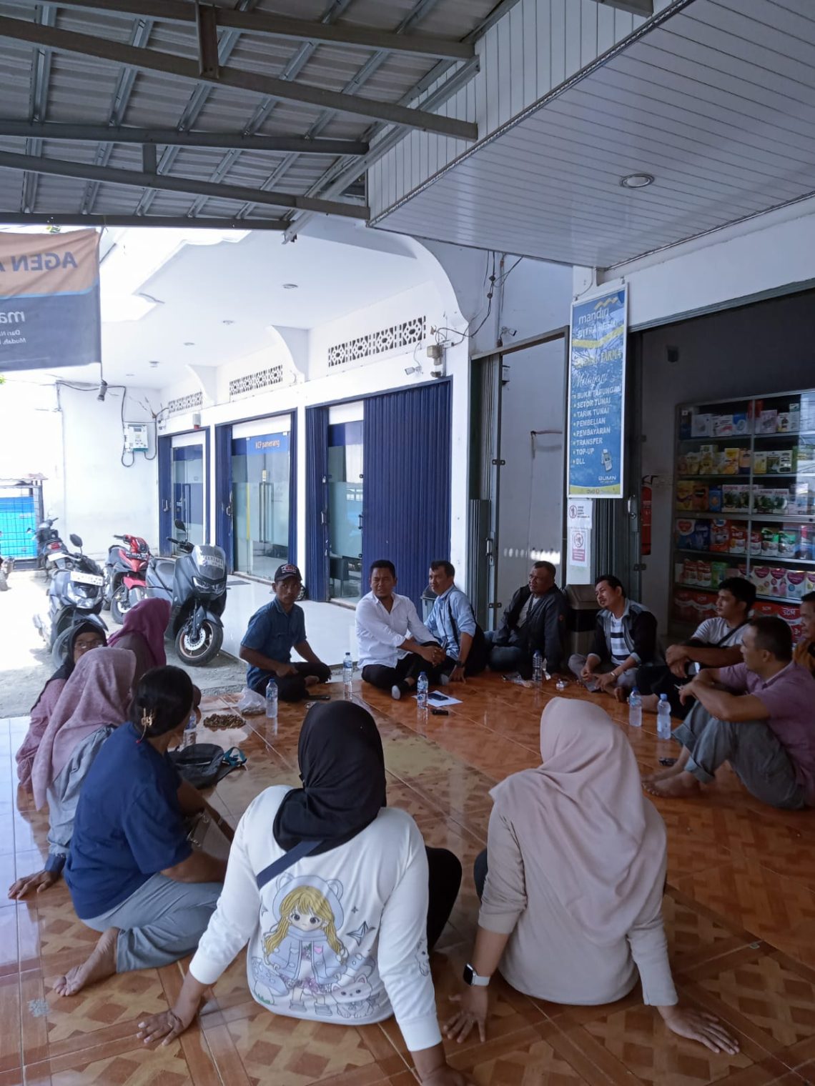 Puluhan nasabah mendatangi Bank Mandiri KCP Pamenang untuk meminta kejelasan terkait dugaan pencairan dana pinjaman yang tidak pernah mereka terima. (Dok: Deni)