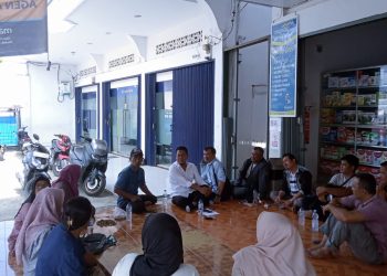 Puluhan nasabah mendatangi Bank Mandiri KCP Pamenang untuk meminta kejelasan terkait dugaan pencairan dana pinjaman yang tidak pernah mereka terima. (Dok: Deni)
