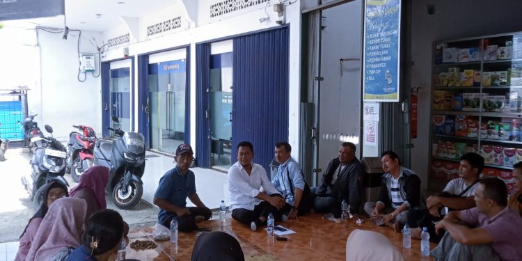 Puluhan nasabah mendatangi Bank Mandiri KCP Pamenang untuk meminta kejelasan terkait dugaan pencairan dana pinjaman yang tidak pernah mereka terima. (Dok: Deni)