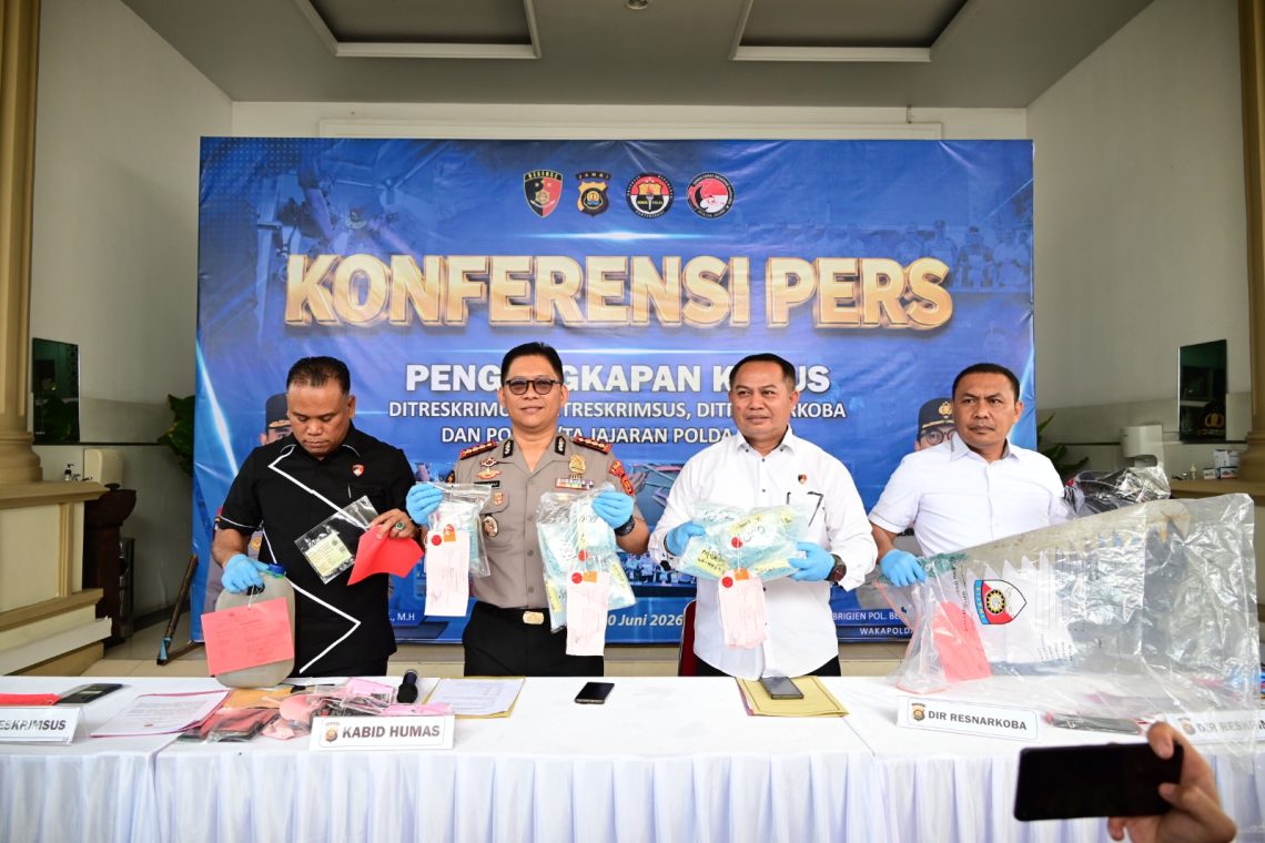 Kabid Humas Polda Jambi Kombes Pol. Erlan Munaji didampingi para direktur reserse memaparkan hasil pengungkapan kasus kriminal, narkotika, penyalahgunaan BBM bersubsidi, dan PETI selama Semester I Tahun 2026 dalam konferensi pers di Mapolda Jambi. (Dok: Alpin)