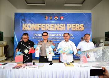 Kabid Humas Polda Jambi Kombes Pol. Erlan Munaji didampingi para direktur reserse memaparkan hasil pengungkapan kasus kriminal, narkotika, penyalahgunaan BBM bersubsidi, dan PETI selama Semester I Tahun 2026 dalam konferensi pers di Mapolda Jambi. (Dok: Alpin)