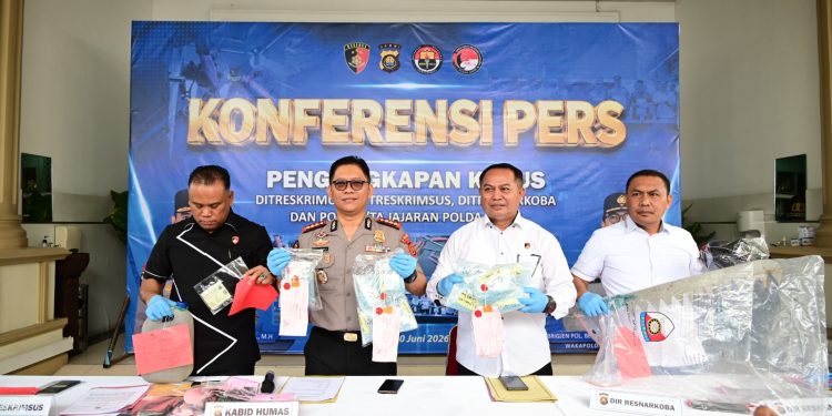 Kabid Humas Polda Jambi Kombes Pol. Erlan Munaji didampingi para direktur reserse memaparkan hasil pengungkapan kasus kriminal, narkotika, penyalahgunaan BBM bersubsidi, dan PETI selama Semester I Tahun 2026 dalam konferensi pers di Mapolda Jambi. (Dok: Alpin)