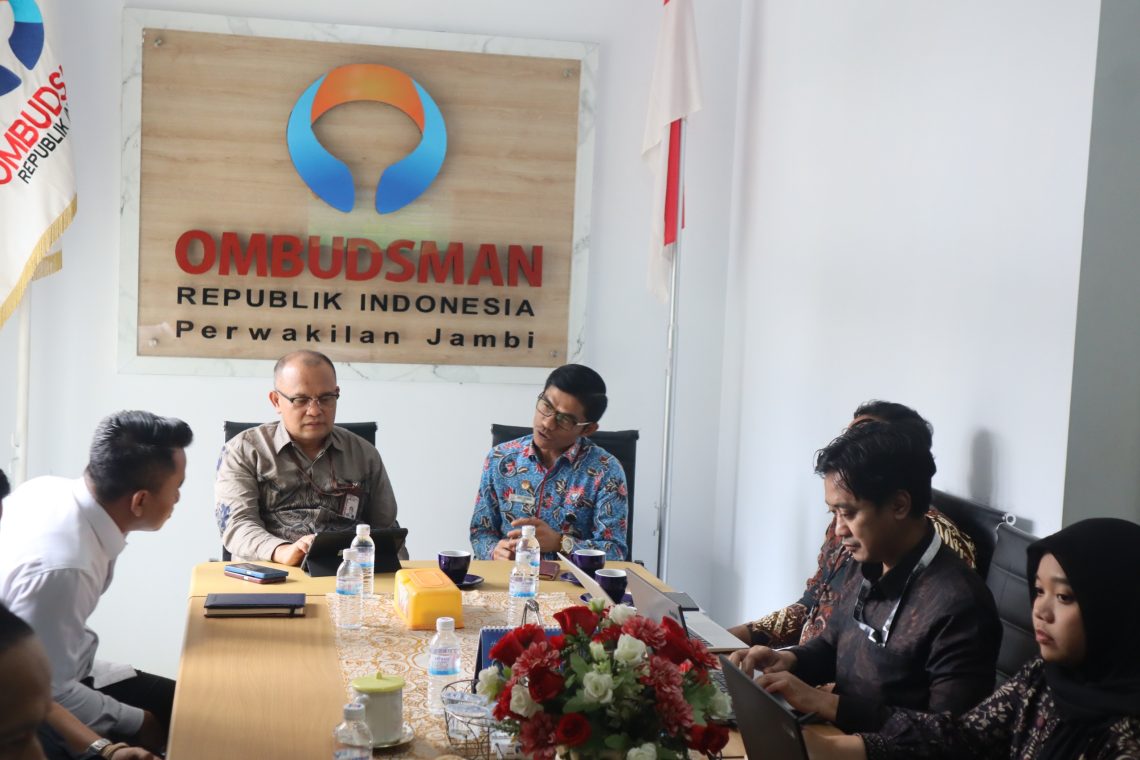 Kepala Perwakilan Ombudsman RI Provinsi Jambi, Saiful Roswandi, menerima kunjungan tim Korsupgah Wilayah I KPK di Kantor Ombudsman Jambi. (Dok: Rudi)