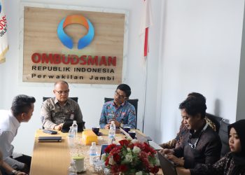 Kepala Perwakilan Ombudsman RI Provinsi Jambi, Saiful Roswandi, menerima kunjungan tim Korsupgah Wilayah I KPK di Kantor Ombudsman Jambi. (Dok: Rudi)