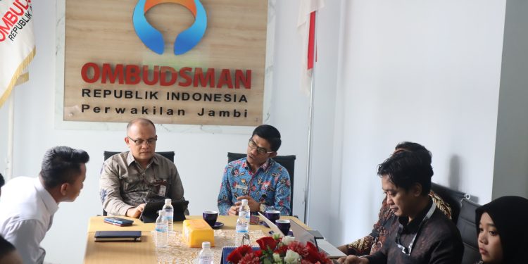 Kepala Perwakilan Ombudsman RI Provinsi Jambi, Saiful Roswandi, menerima kunjungan tim Korsupgah Wilayah I KPK di Kantor Ombudsman Jambi. (Dok: Rudi)