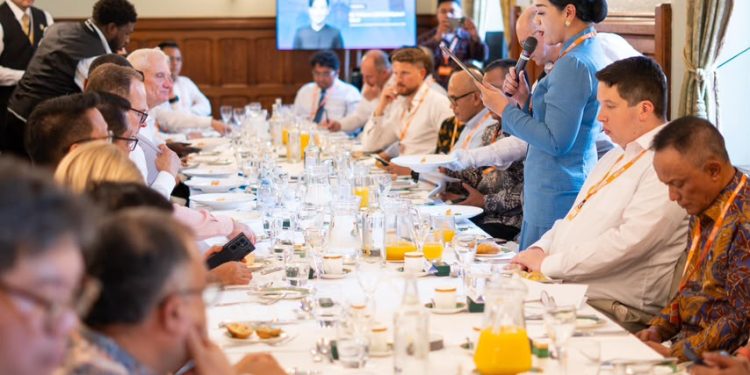 Ketua Dewan Komisioner OJK Friderica Widyasari Dewi menyampaikan komitmen Indonesia memperkuat keuangan berkelanjutan dan pembiayaan transisi dalam rangkaian London Climate Action Week 2026 di London, Inggris. (Dok: OJK)