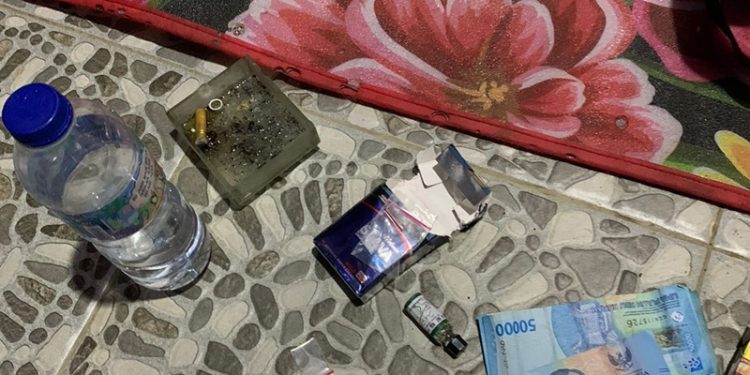Barang bukti sabu dan bong yang ditemukan petugas Satresnarkoba Polresta Jambi. (Dok: Alpin)