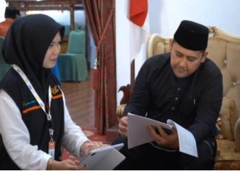 Bupati Merangin M. Syukur secara simbolis melepas petugas lapangan Sensus Ekonomi 2026 di Rumah Dinas Bupati Merangin. (Dok: Diskominfo Merangin)