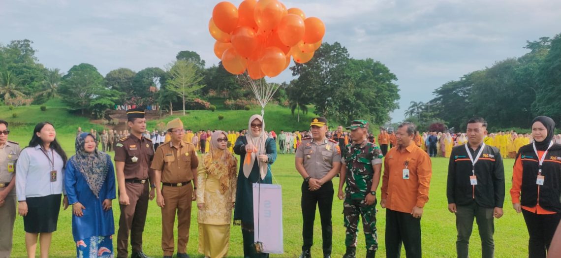 Bupati Tanjabtim Hj. Dillah Hikmah Sari melepas secara simbolis petugas Sensus Ekonomi 2026 usai Apel Siaga di Lapangan Kantor Bupati Tanjabtim, Senin (15/6). (Dok: Rahmat)