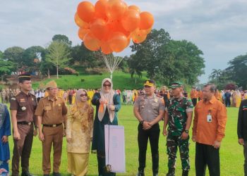 Bupati Tanjabtim Hj. Dillah Hikmah Sari melepas secara simbolis petugas Sensus Ekonomi 2026 usai Apel Siaga di Lapangan Kantor Bupati Tanjabtim, Senin (15/6). (Dok: Rahmat)