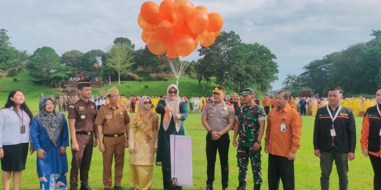 Bupati Tanjabtim Hj. Dillah Hikmah Sari melepas secara simbolis petugas Sensus Ekonomi 2026 usai Apel Siaga di Lapangan Kantor Bupati Tanjabtim, Senin (15/6). (Dok: Rahmat)