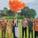 Bupati Tanjabtim Hj. Dillah Hikmah Sari melepas secara simbolis petugas Sensus Ekonomi 2026 usai Apel Siaga di Lapangan Kantor Bupati Tanjabtim, Senin (15/6). (Dok: Rahmat)