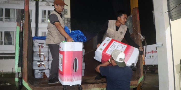 Petugas Panitia Penyelenggara Ibadah Haji (PPIH) Provinsi Jambi menurunkan koper dan barang bawaan jemaah haji di Asrama Haji Antara Jambi. (DOk: Rudi)