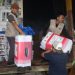 Petugas Panitia Penyelenggara Ibadah Haji (PPIH) Provinsi Jambi menurunkan koper dan barang bawaan jemaah haji di Asrama Haji Antara Jambi. (DOk: Rudi)