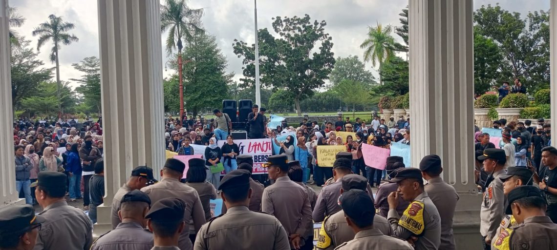 Ribuan warga yang tergabung dalam Aliansi Masyarakat Jambi menggelar aksi damai di halaman DPRD Provinsi Jambi, Jumat (19/6/2026). (Dok: Rudi)