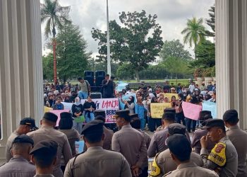 Ribuan warga yang tergabung dalam Aliansi Masyarakat Jambi menggelar aksi damai di halaman DPRD Provinsi Jambi, Jumat (19/6/2026). (Dok: Rudi)