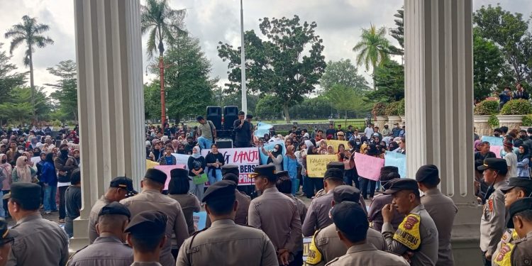 Ribuan warga yang tergabung dalam Aliansi Masyarakat Jambi menggelar aksi damai di halaman DPRD Provinsi Jambi, Jumat (19/6/2026). (Dok: Rudi)