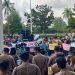 Ribuan warga yang tergabung dalam Aliansi Masyarakat Jambi menggelar aksi damai di halaman DPRD Provinsi Jambi, Jumat (19/6/2026). (Dok: Rudi)