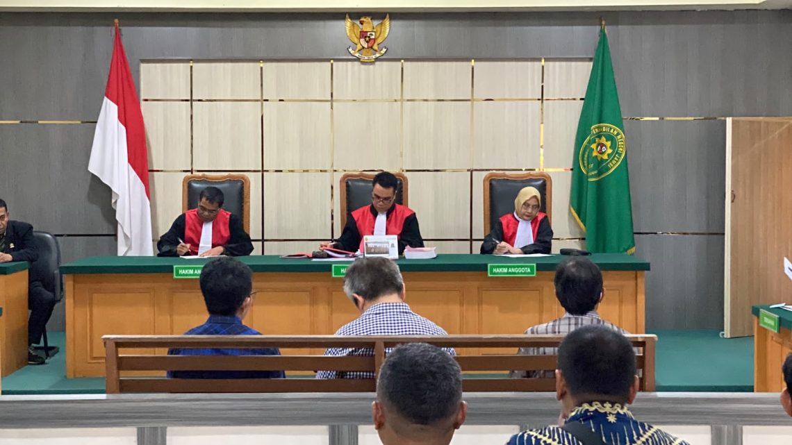 Tiga terdakwa kasus dugaan korupsi pengadaan bahan kimia penjernih air Perumda Air Minum Tirta Mayang Kota Jambi menjalani sidang perdana di Pengadilan Tipikor Jambi. (DOk: Rudi)